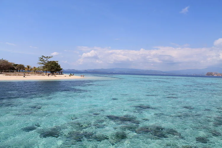 Kanawa Island - a romantic place to spend a few days while backpacking in Indonesia