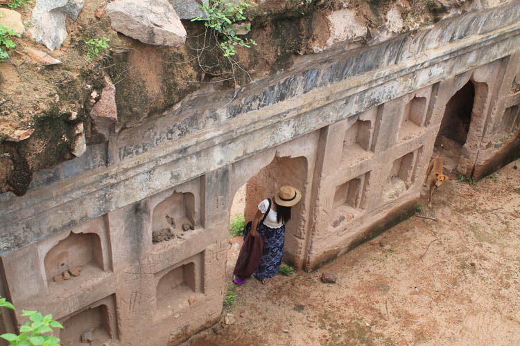 countryside-ruins-orchha