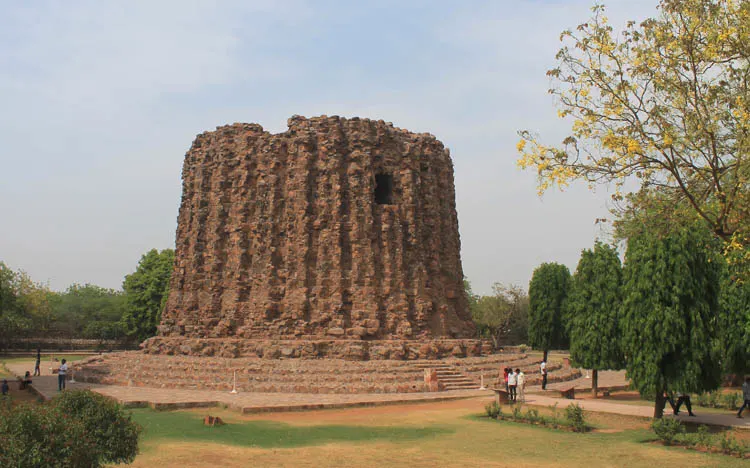 qutb-minar-ruins-delhi