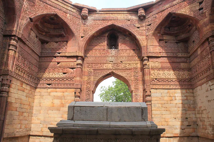 qutb-minar-tomb-delhi