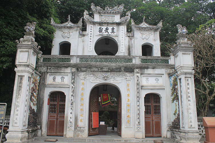 Things to do in Hanoi, Vietnam -- Quan Tanh Temple
